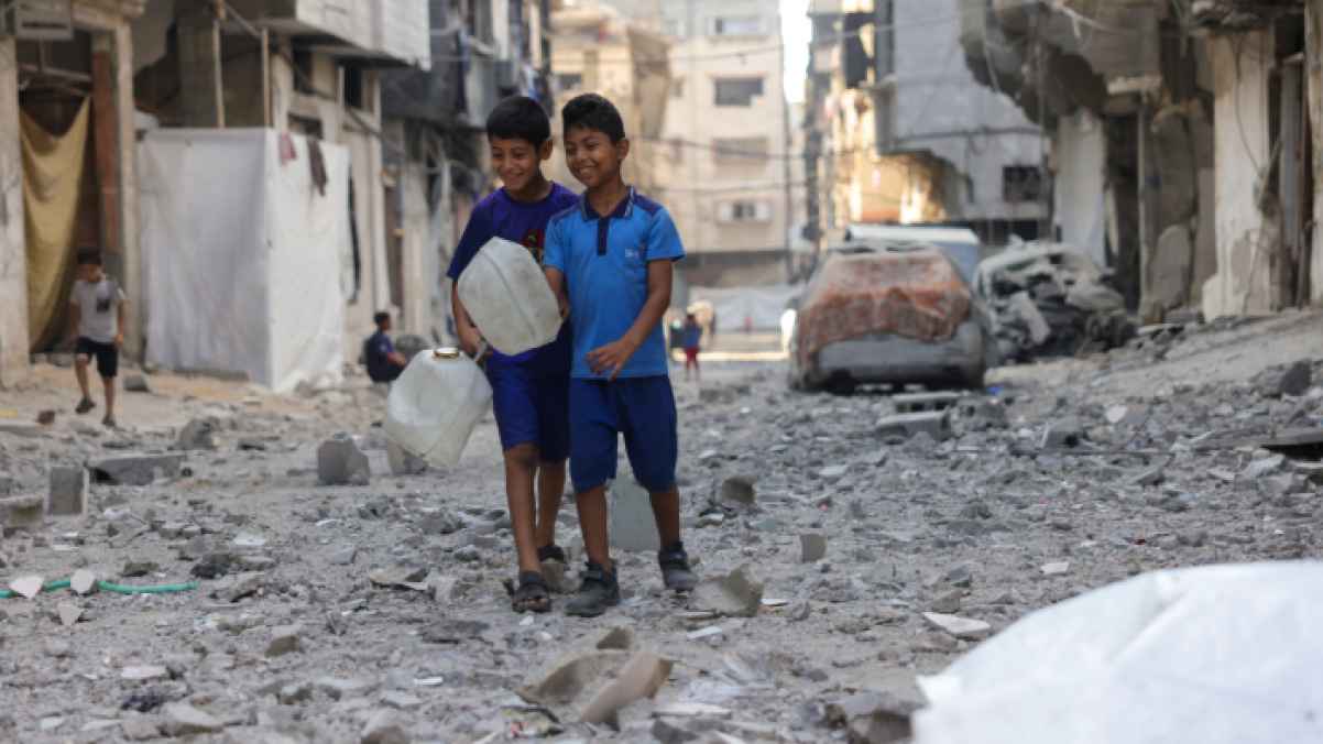 وجوه صغيرة تسرق الحياة من بين أنياب الحرب