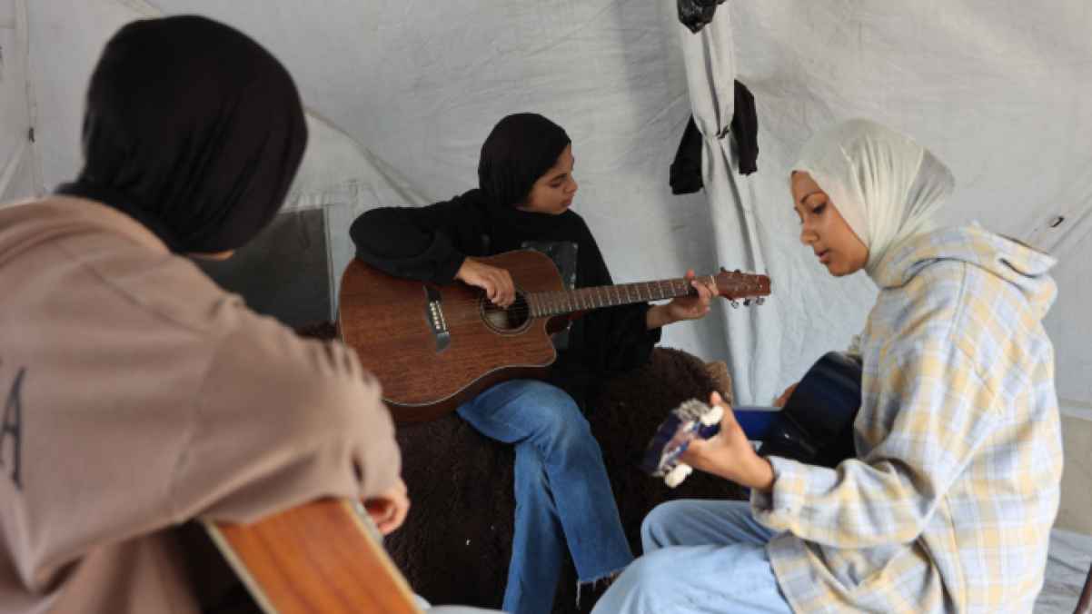 وسط الحرب تنبت نغمة.. فتيات الرمال يعزفن للحياة