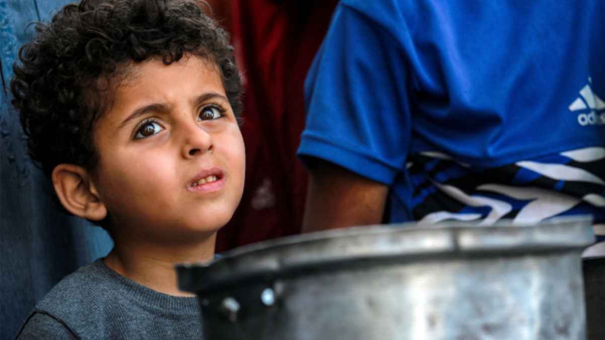 طفل يحمل في نظرته صرخة جوع مكتومة