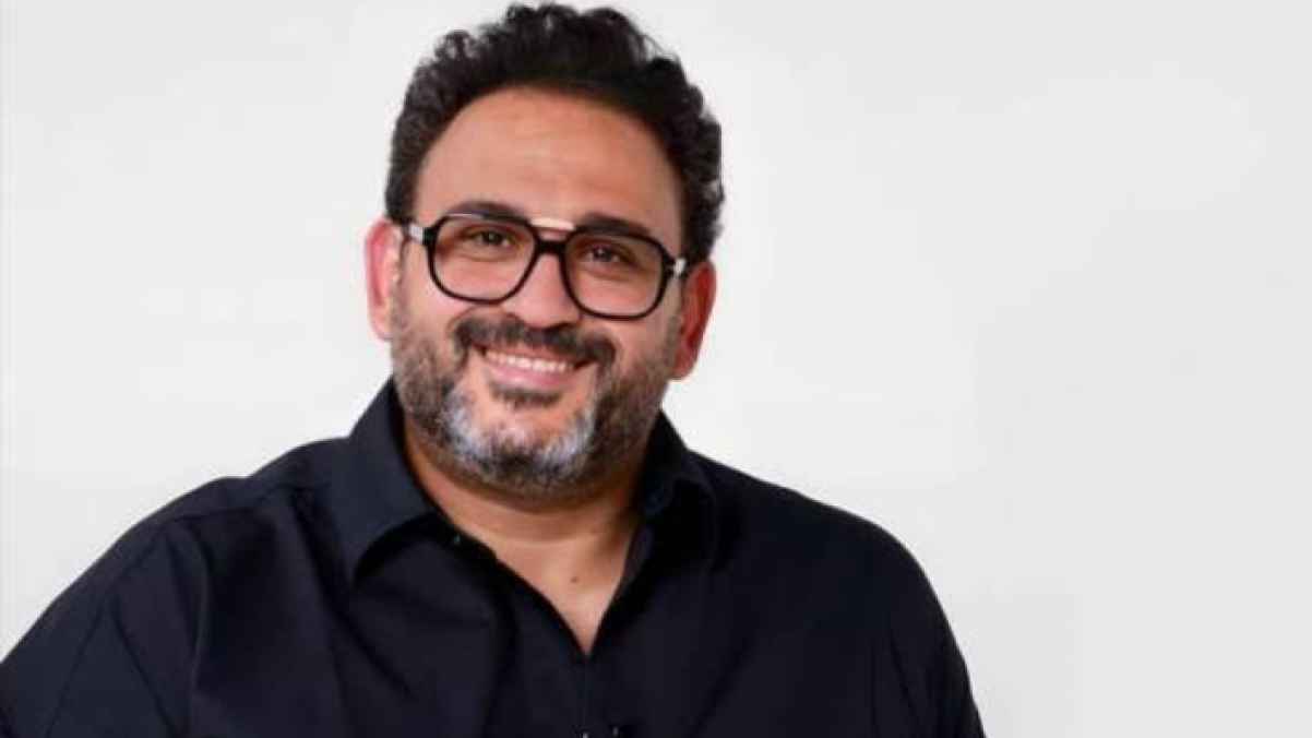 أكرم حسني ينسحب غاضباً من موقع التصوير .. ما القصة؟