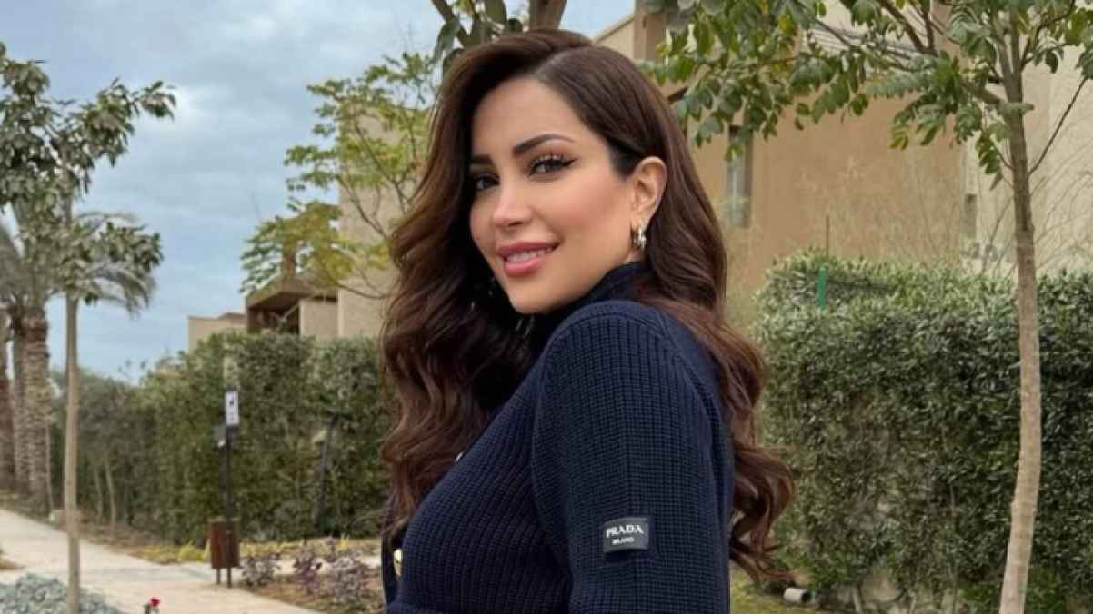 إطلالة نسرين طافش بالحجاب تشعل مواقع التواصل آثناء أداء العمرة - صور