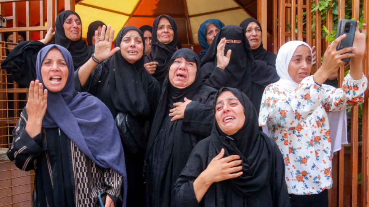 نساء القطاع بين ثياب الحداد وقبور الأحبة.. الوداع لا يتوقف