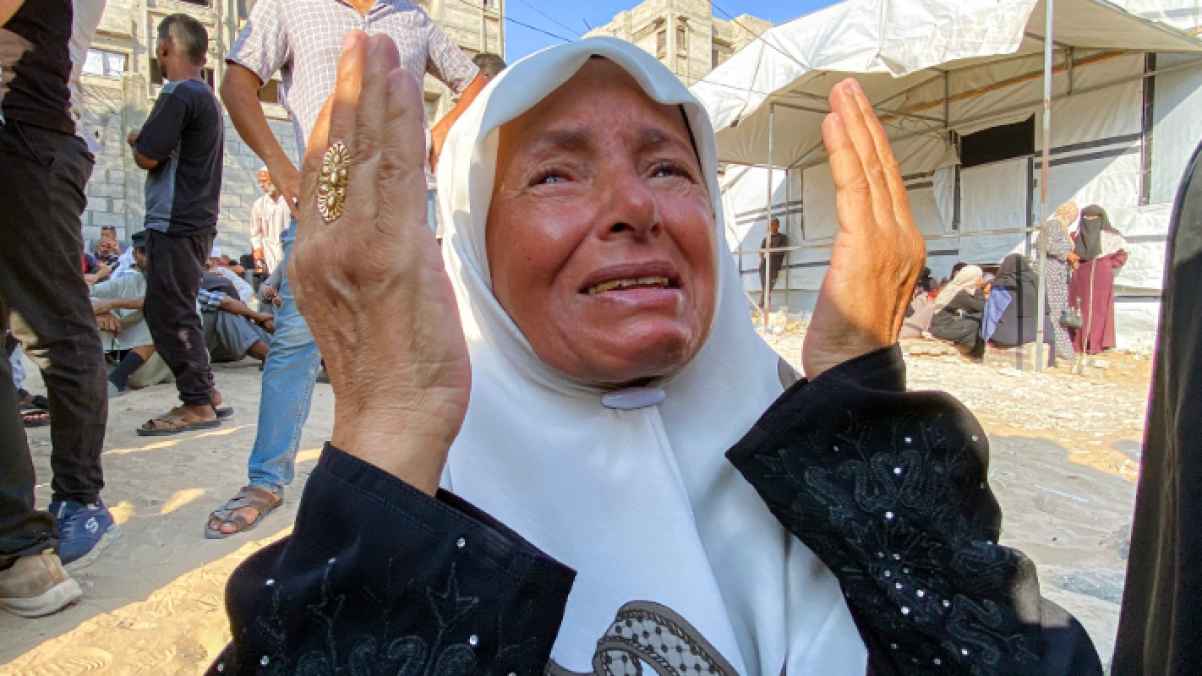 في مواجهة الشمس والقصف والجوع... دعاء لا ينكسر