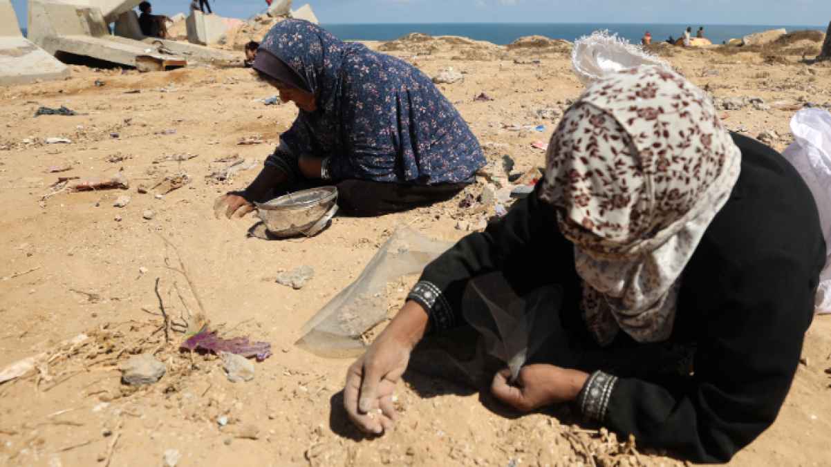 مشهد مبكٍ.. الطعام يُسقط من السماء ويُلتقط من التراب