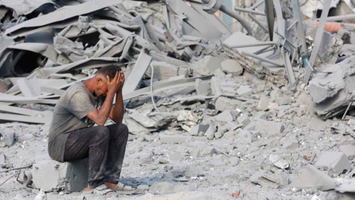 غــزة.. الذاكرة التي لا تنام على جوعٍ ولا تصمت تحت القصف