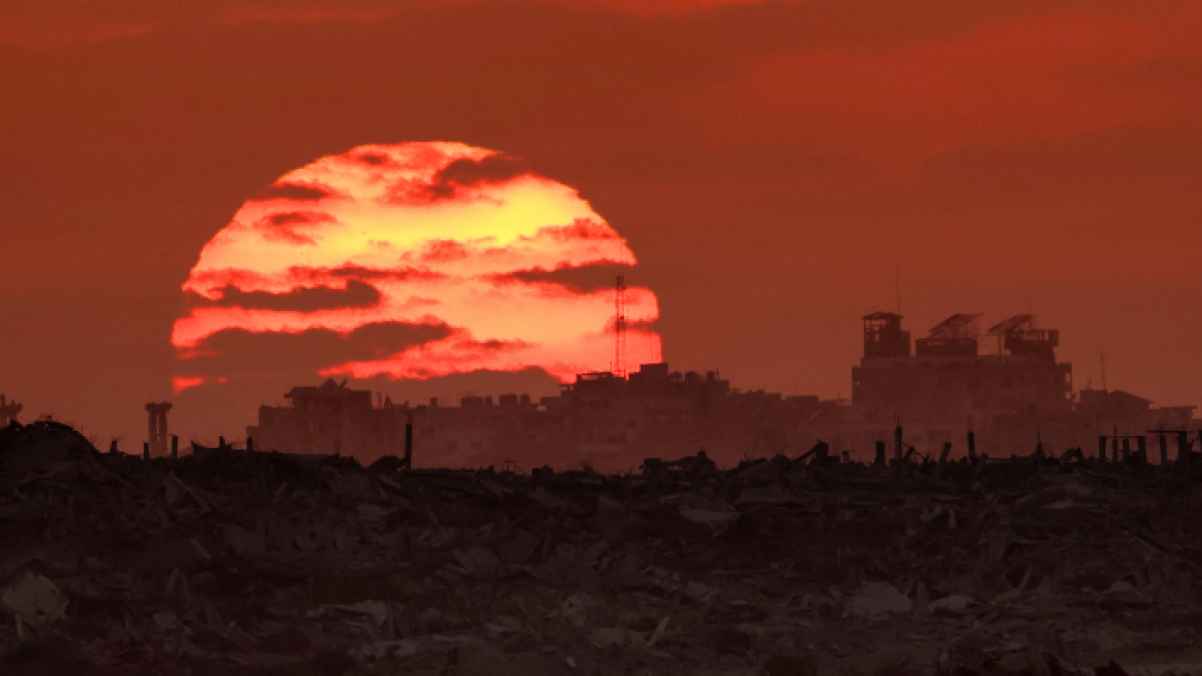 غــزة... مدينة تودّع الشمس كل مساء بالدموع