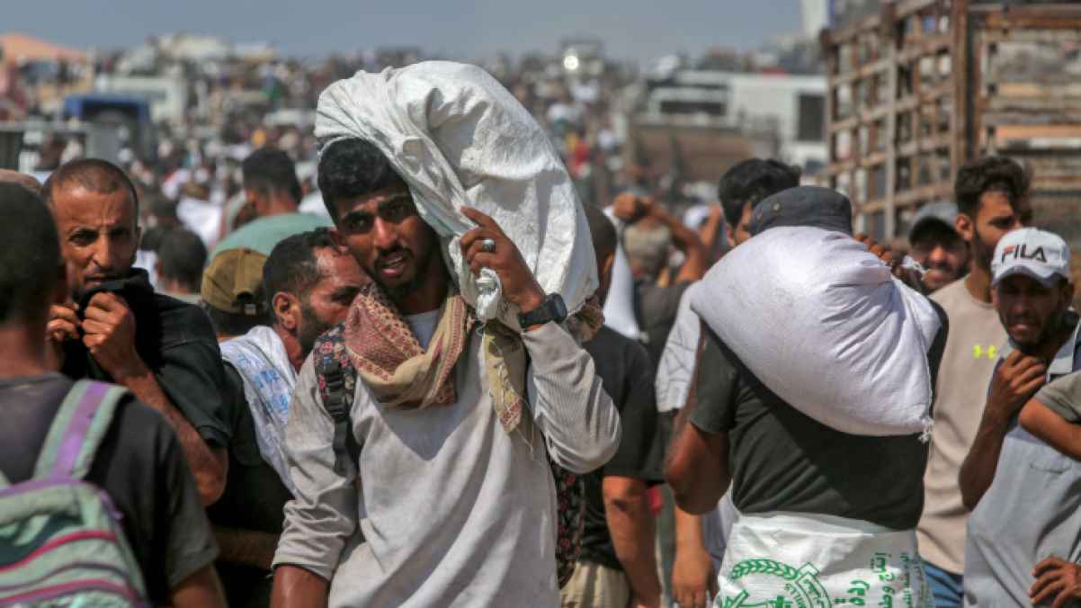 رحلة الطحين في القطاع.. مسافة بين الحياة والمــوت