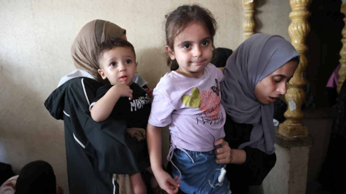 نظرة شام وعهد صلاح.. لحظة الفراق التي هزّت القلوب في وداع أنس الشريف - فيديو