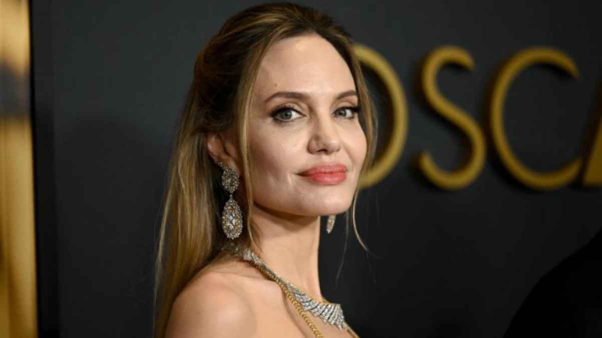 أنجلينا جولي تودّع لوس أنجلوس وتعرض منزلها الفاخر للبيع