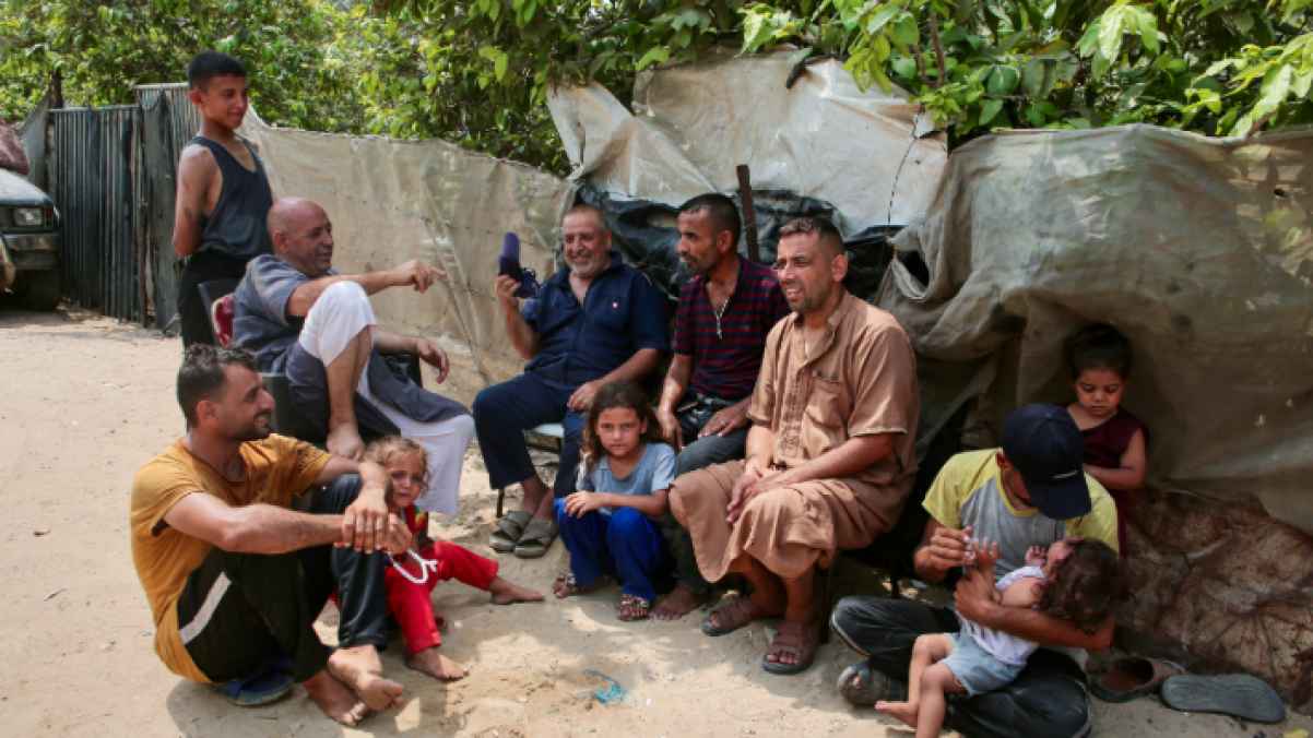 في غزة ..ظل الأشجار المتبقية ملاذ الأرواح المتعبة