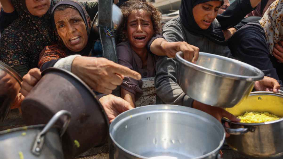 حين تتكلم الدموع.. طفلة تحارب الجوع بجسدها الموجوع