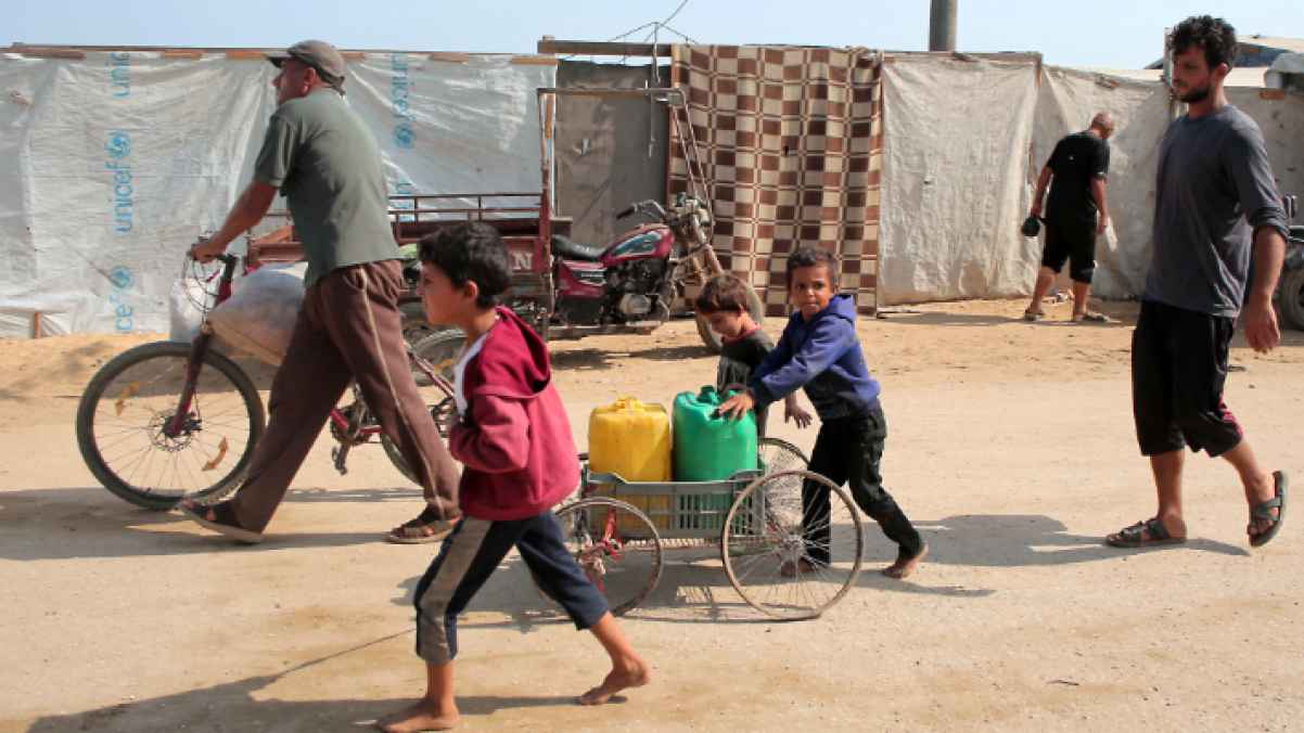 هنا غـــزة.. براءة تجر عربات الماء بدل اللعب