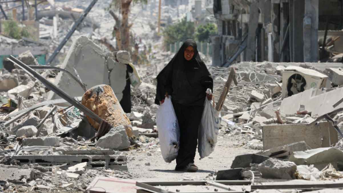 بين البيوت المهدّمة.. تبحث عن حياة ضاعت