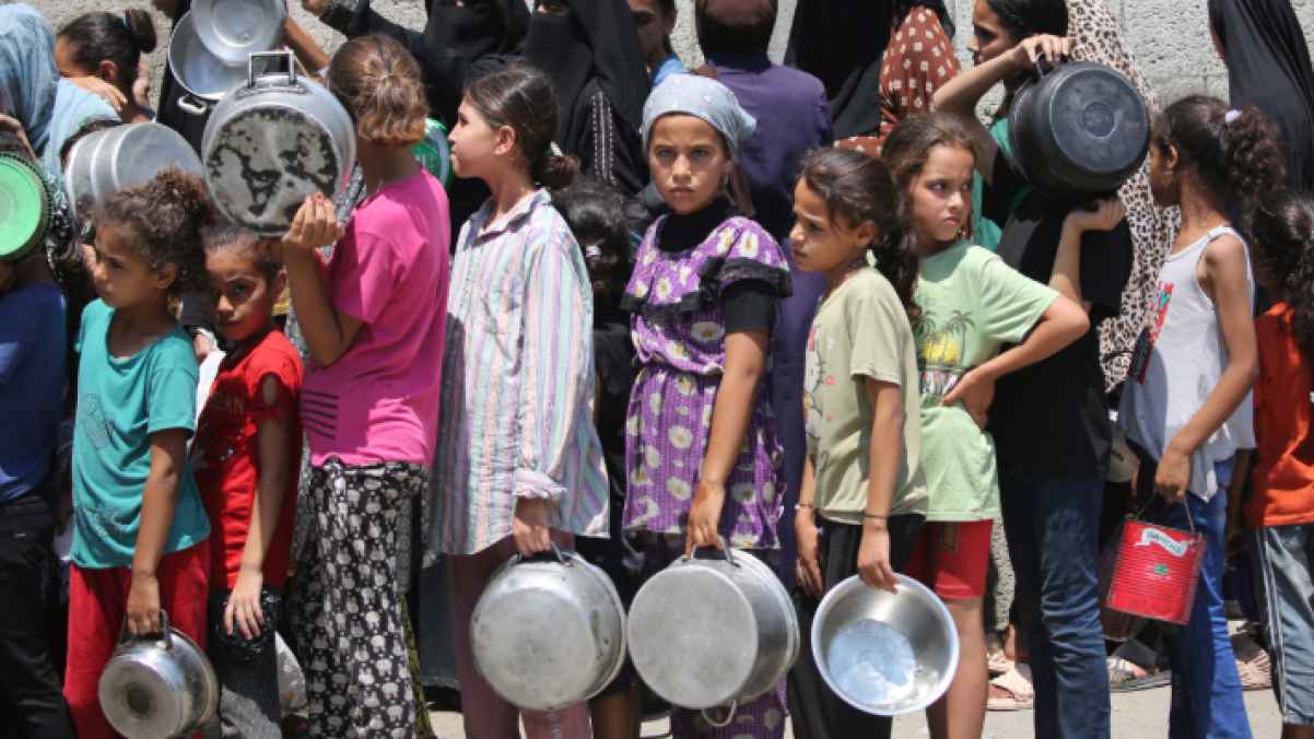 طوابير الجوع.. مشهد يقاوم الصمت ويدمي القلوب