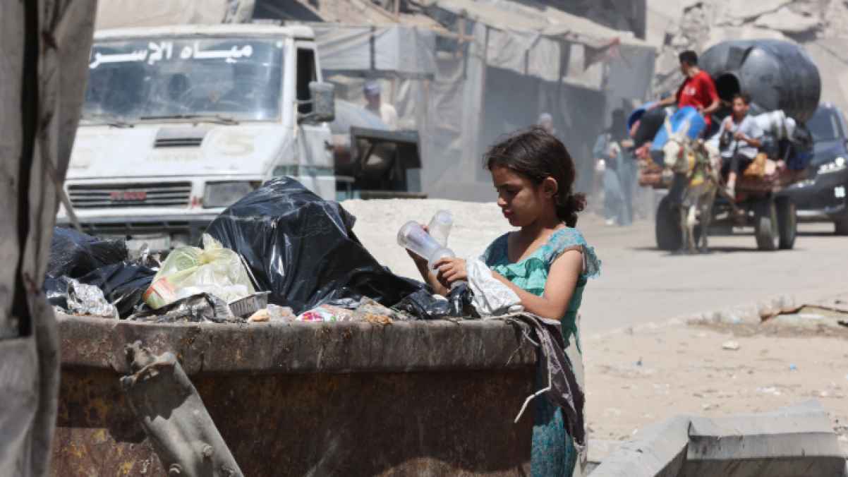 أطفال بلا طفولة.. مشهد مؤلم من شوارع غزة المُتألمة