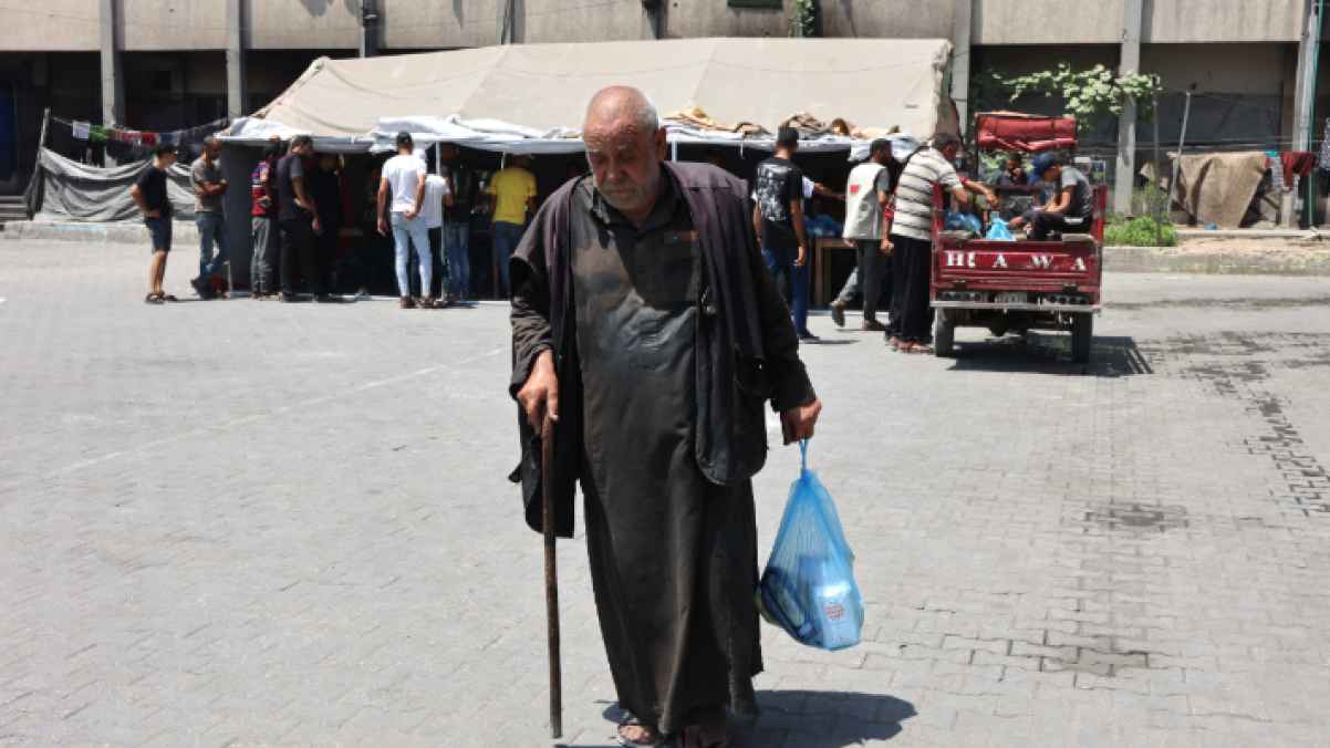 خطوات مثقلة بالألم نحو خيمة شاهدة على أنين الوجع