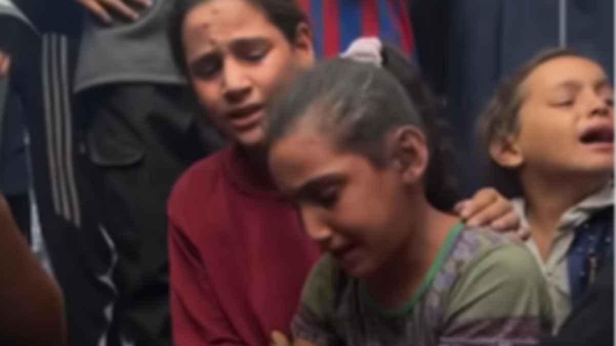 "بدنا ياك".. أطفال يودعون والدهم الذي ارتقى أثناء البحث عن لقمة تسد جوعهم - فيديو