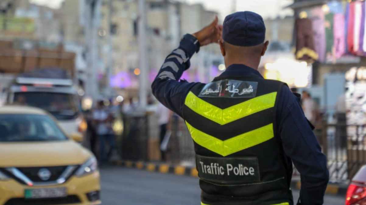 حريق مفاجئ في عمّان.. تدخل رقباء السير يحول دون حدوث كارثة