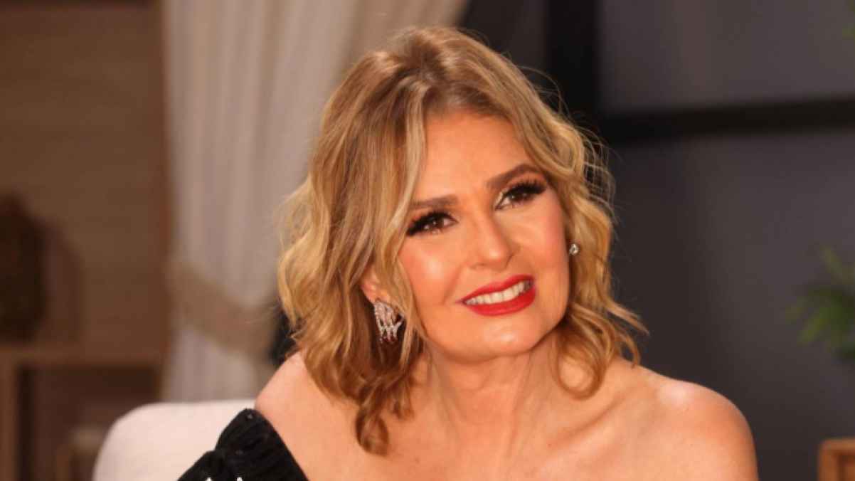 يسرا تحتضن نفسها بعمر أصغر عبر "الذكاء الاصطناعي" - صورة