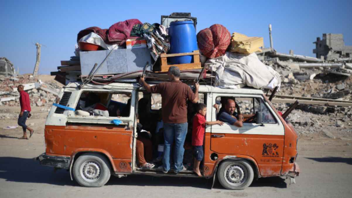 من الركام إلى المجهول.. الفلسطيني يحمل بيته في قلبه