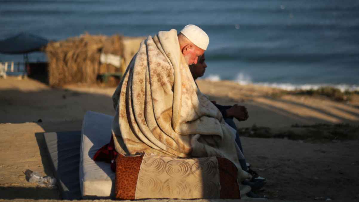 صورة تبكي الضمير.. مسن يحاور البحر  في غزة بجسد مثقل بالآلام