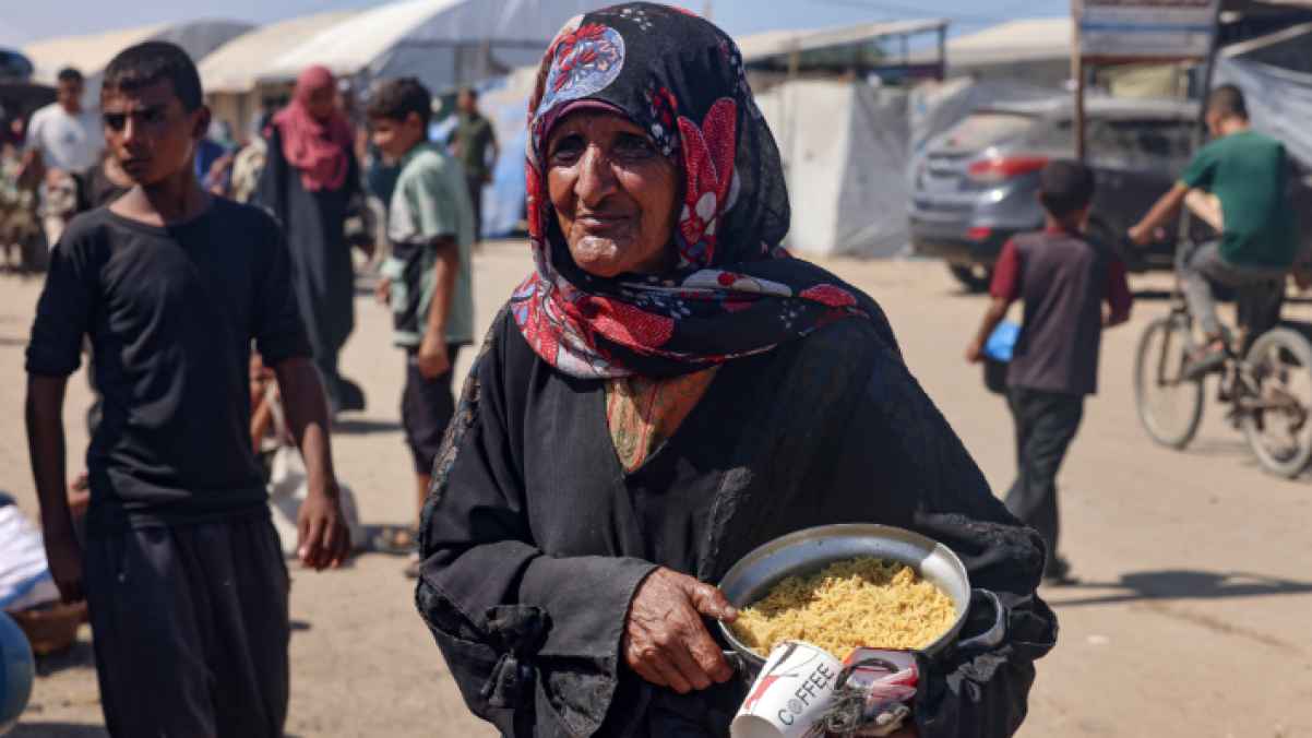 المجاعة والحرارة والقصف.. ثلاثية الألم في مشهد واحد