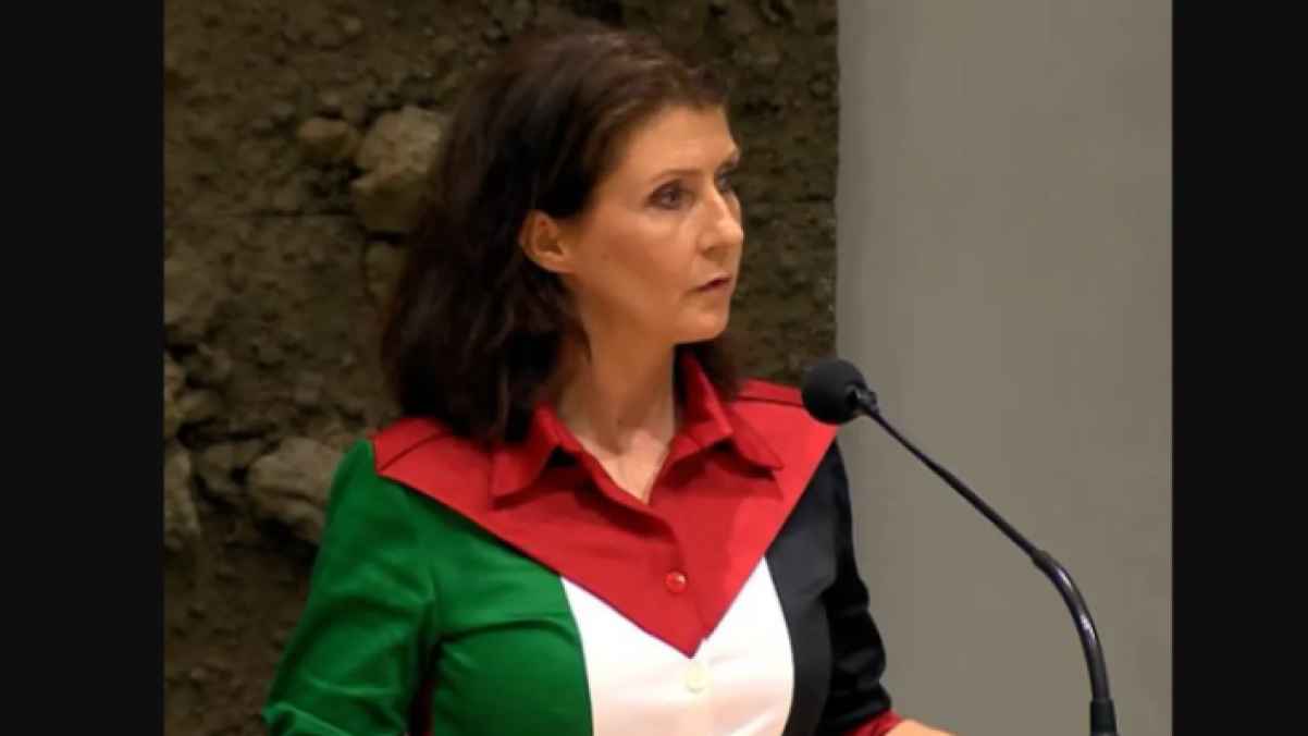 نائبة هولندية ترتدي قميصًا بألوان العلم الفلسطيني في البرلمان
