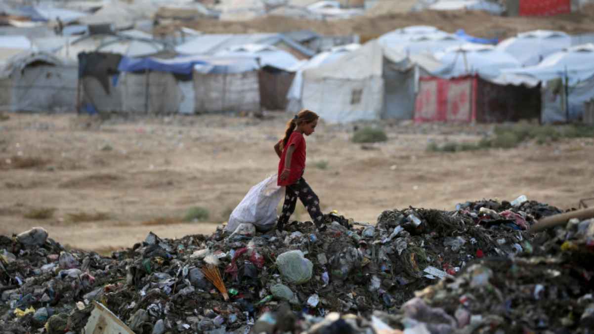 خطوات صغيرة فوق الجمر.. طفلة تواجه الجوع والحرمان وحدها
