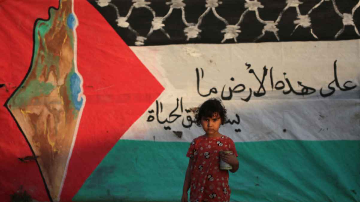 "على هذه الأرض ما يستحق الحياة".. غــــزة تردد صرخة محمود درويش