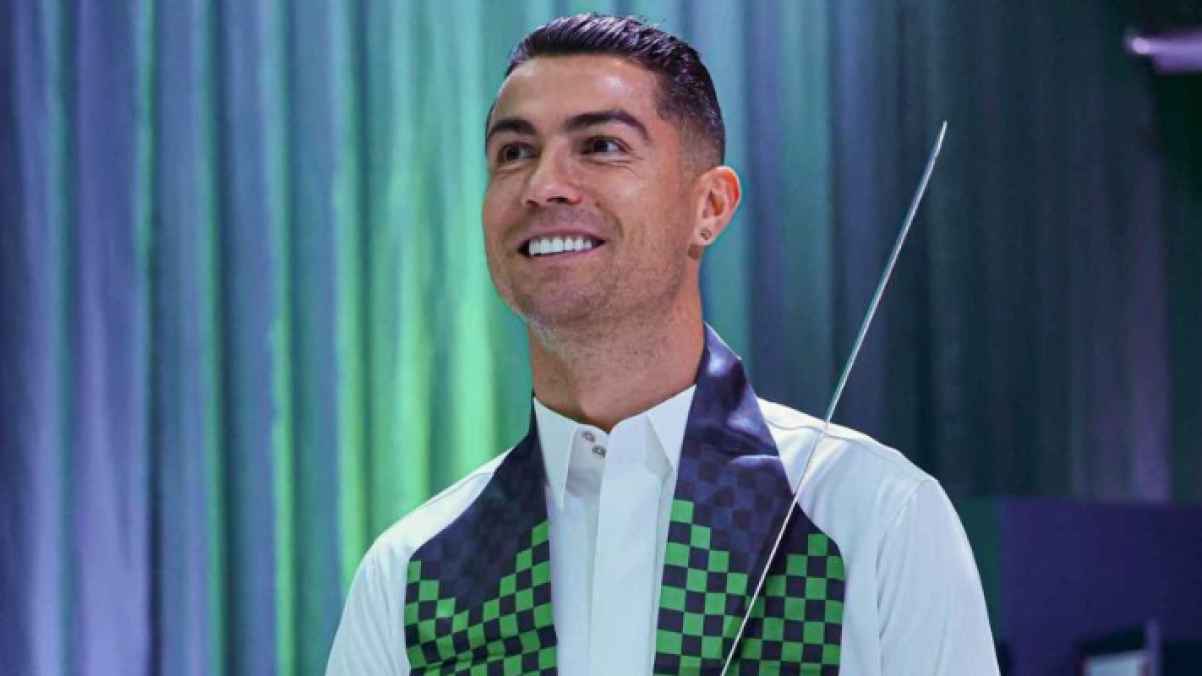 كريستيانو رونالدو يشارك في العرضة السعودية - فيديو