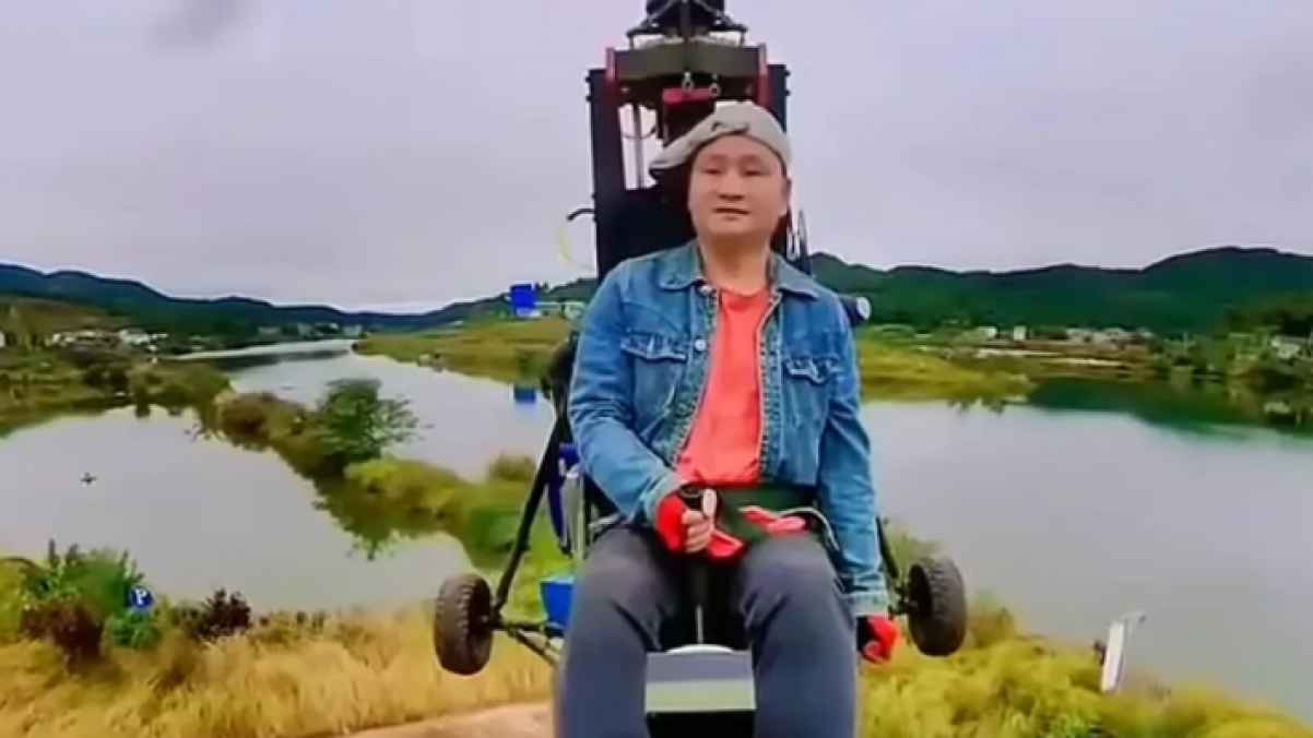 Helicopter crash kills Chinese influencer in front of hundreds of followers – Video