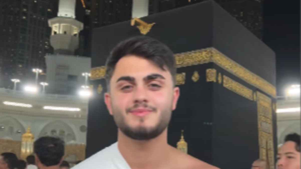 "الحمد لله ".. محمود ماهر يوثق سعادته أثناء أداء العمرة