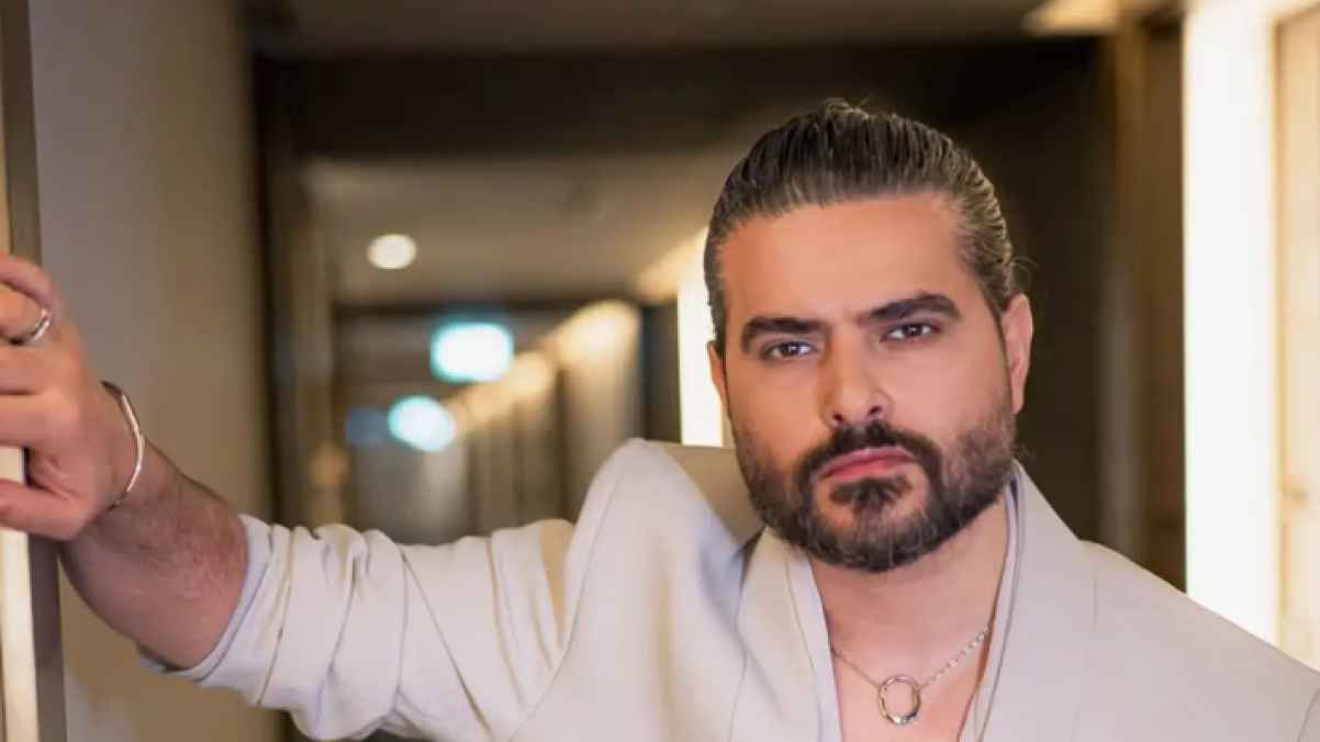 ناصيف زيتون يفاجئ جمهوره بإطلالة جديدة بقص شعره- فيديو