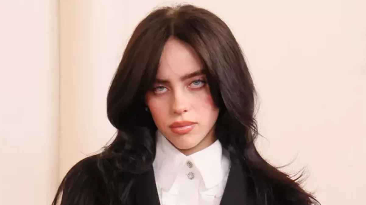 المغنية الأمريكية بيلي إيليش تسقط أرضًا بعد سحب عنيف من معجب - فيديو