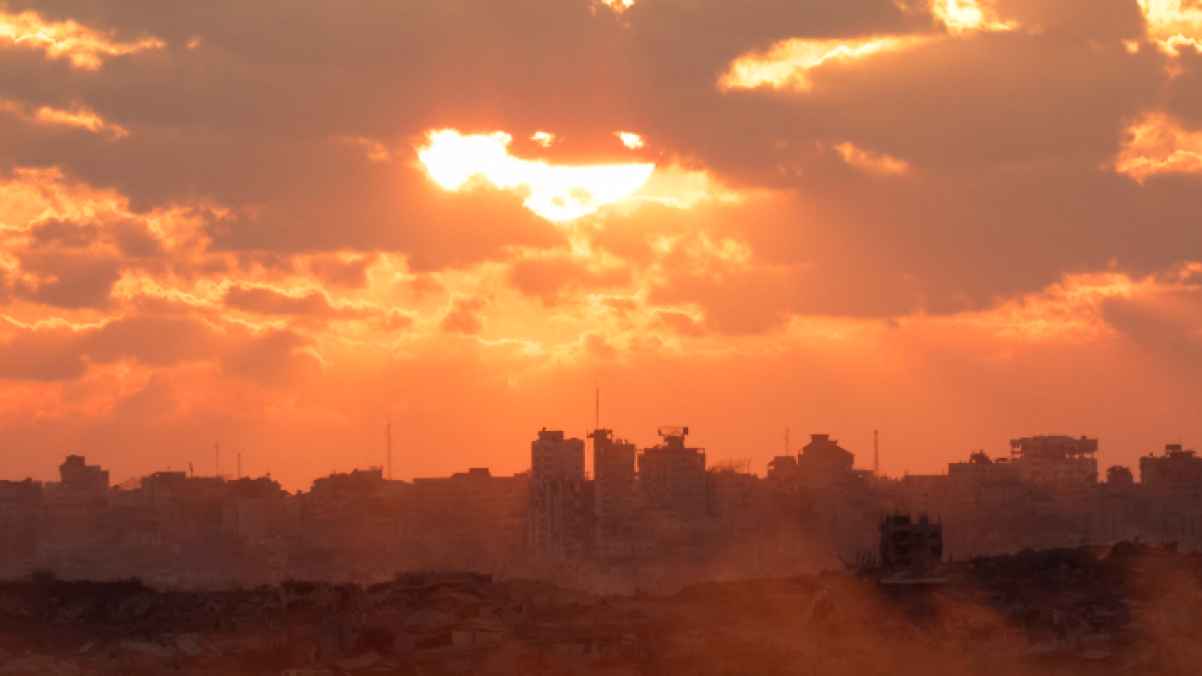 أم تخمد وجع ابنتها..  حين تمسح الشمس دموع غزة