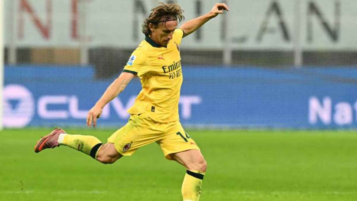 ميلان ينتزع صدارة الدوري الإيطالي بفوز صعب على فيورنتينا