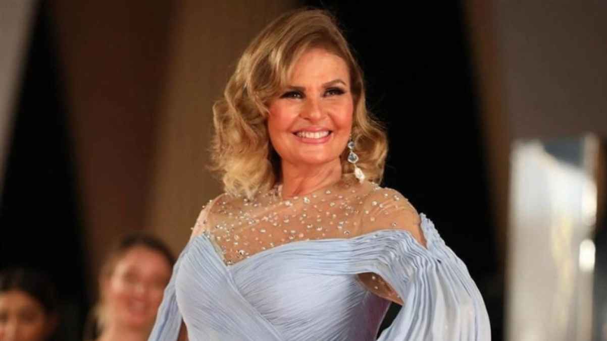 يسرا تغني وتحيي جمهور "الجونة السينمائي" - فيديو