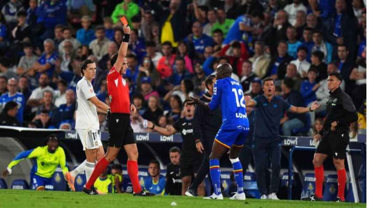 خبراء التحكيم يحسمون الجدل حول طرد نيوم أمام ريال مدريد
