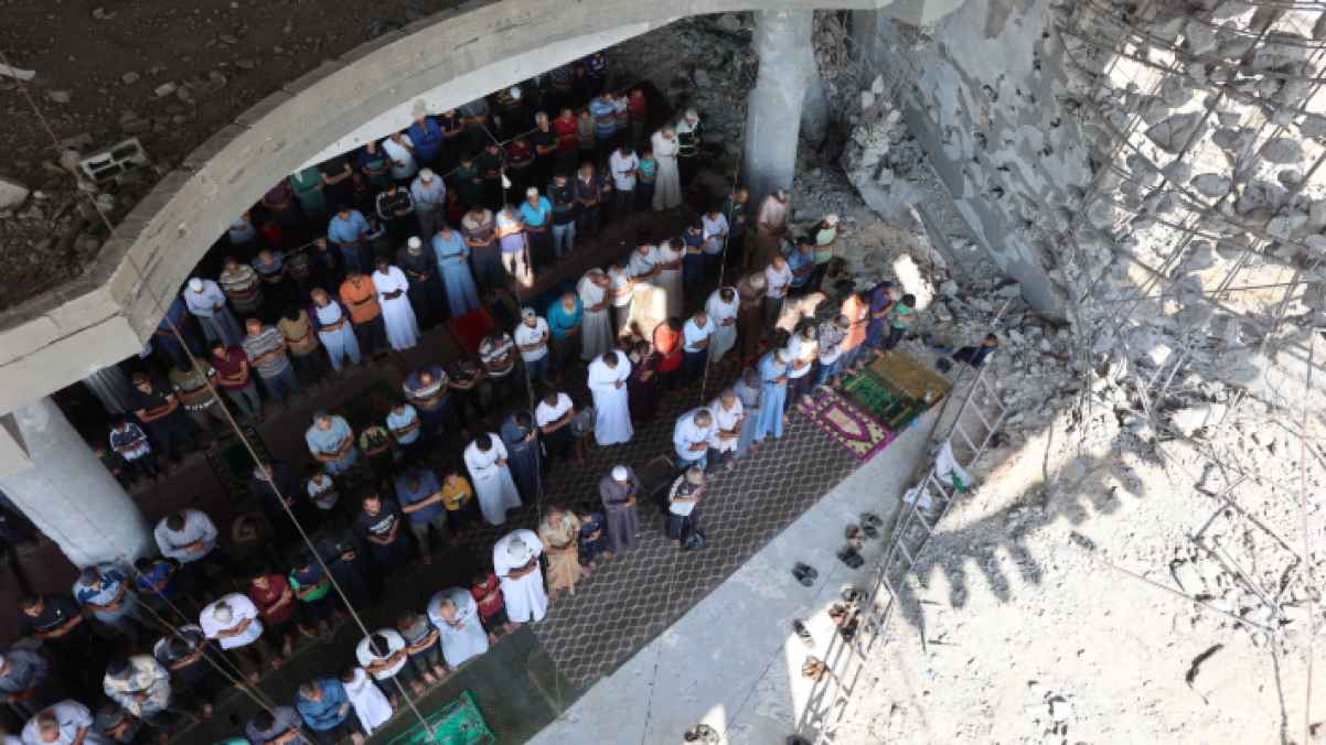 الركام يتحوّل إلى منبر.. غزة تصلي وسط غصة الذكريات