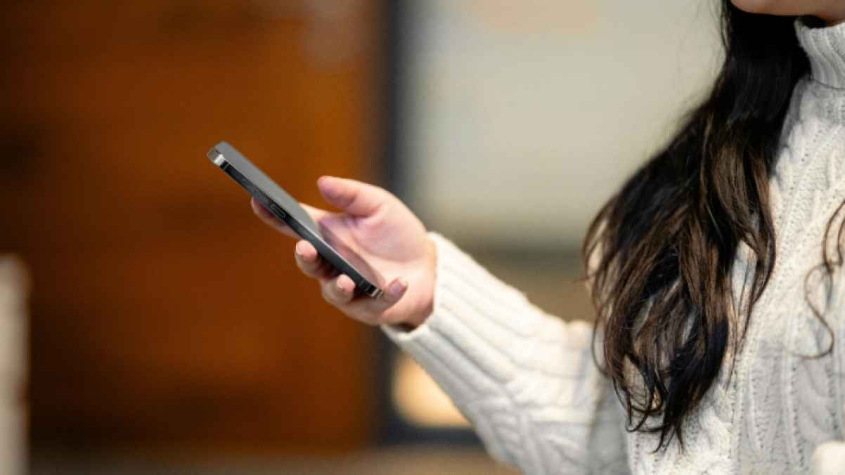بائع على منصة إلكترونية يطلب من أم صفع ابنتها لاسترداد أموالها