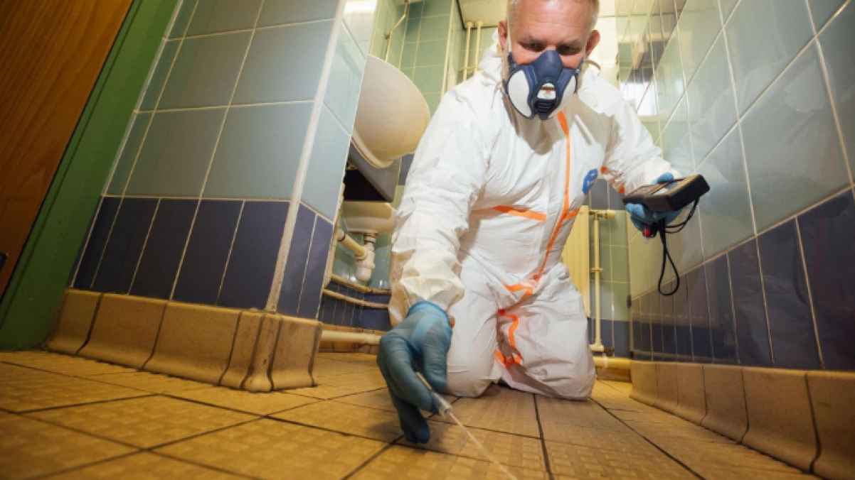 A terrifying profession…  man specialized in cleaning crime scenes