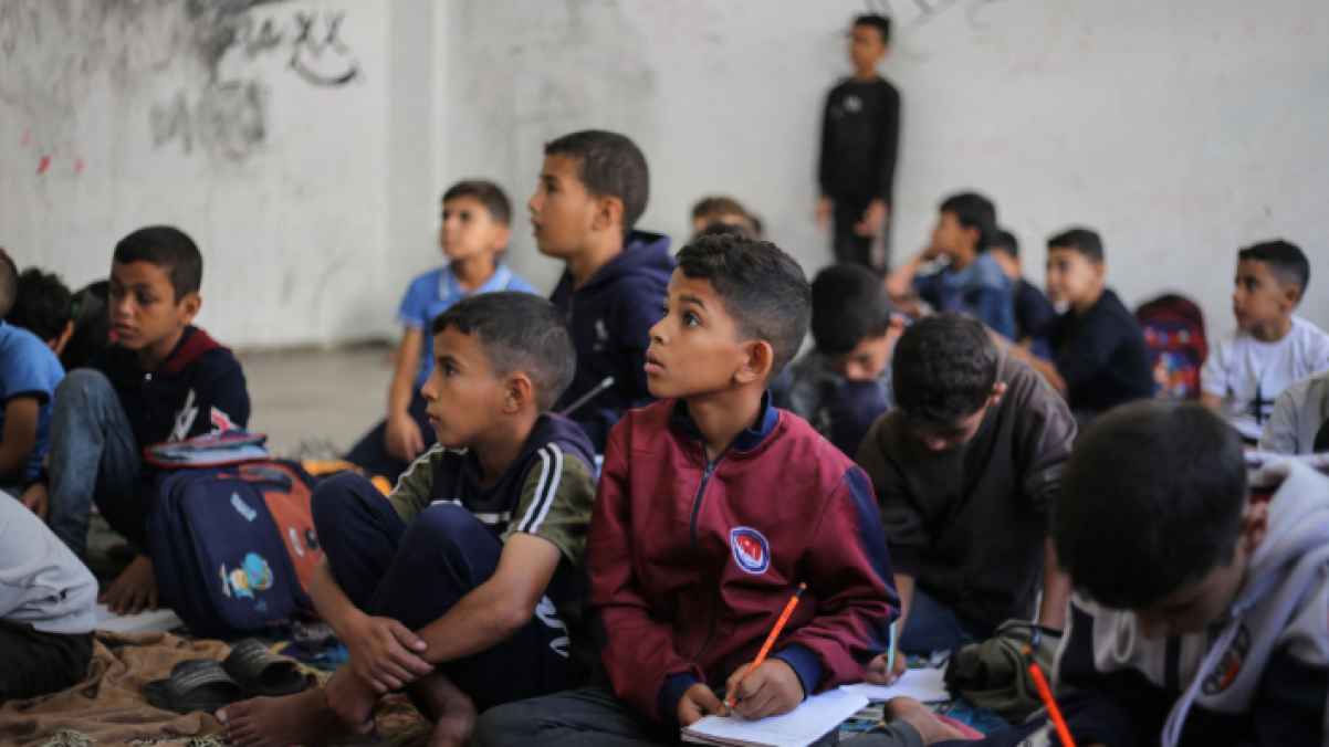 مداد الأمل في دفاتر الحـرب.. أطفال غزة يخطّون بداية النور - صور