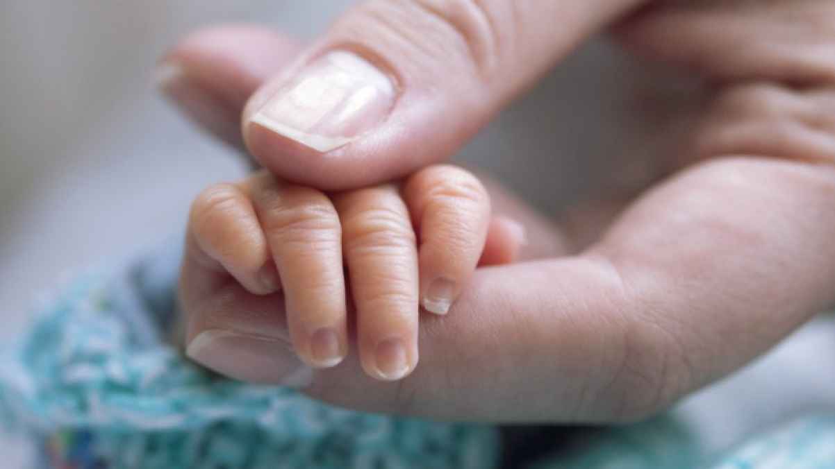 وفاة طفل بعد أن ألقته شقيقته من الطابق الرابع