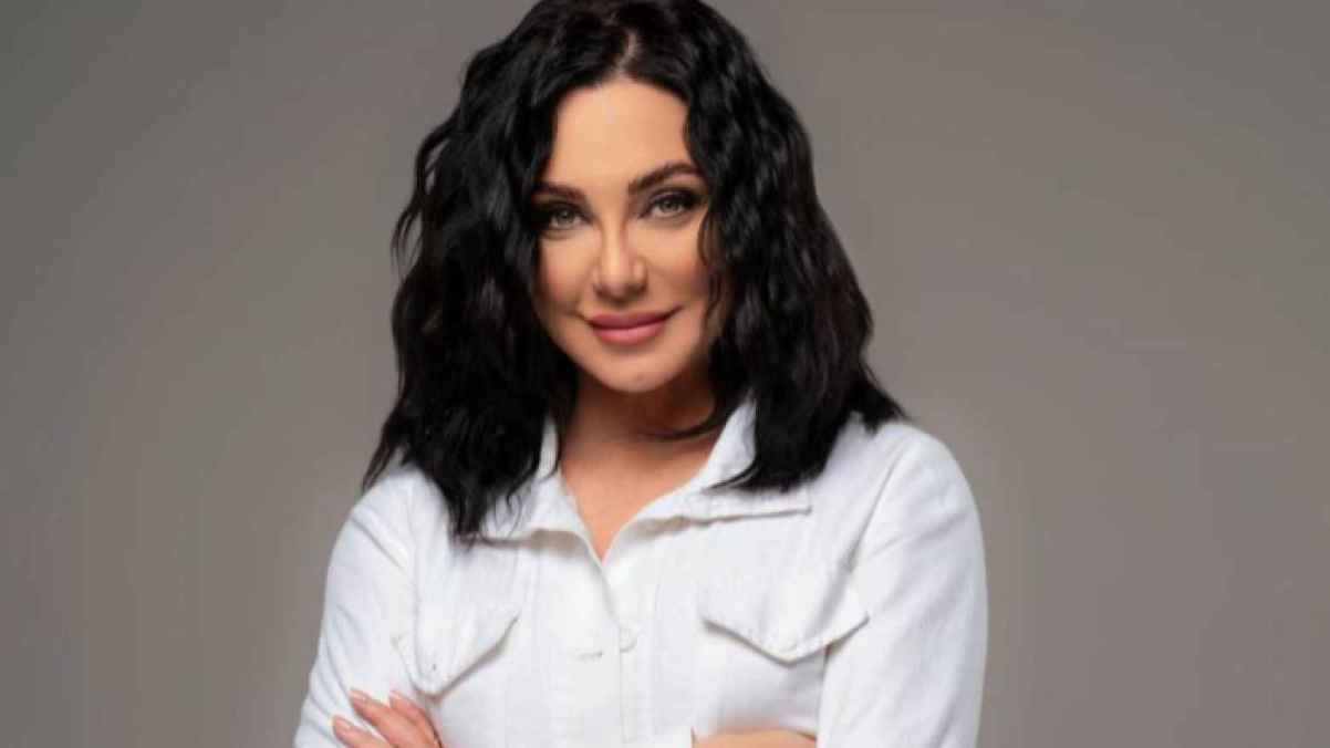 سلاف فواخرجي ترد على منتقدي استقرارها في مصر