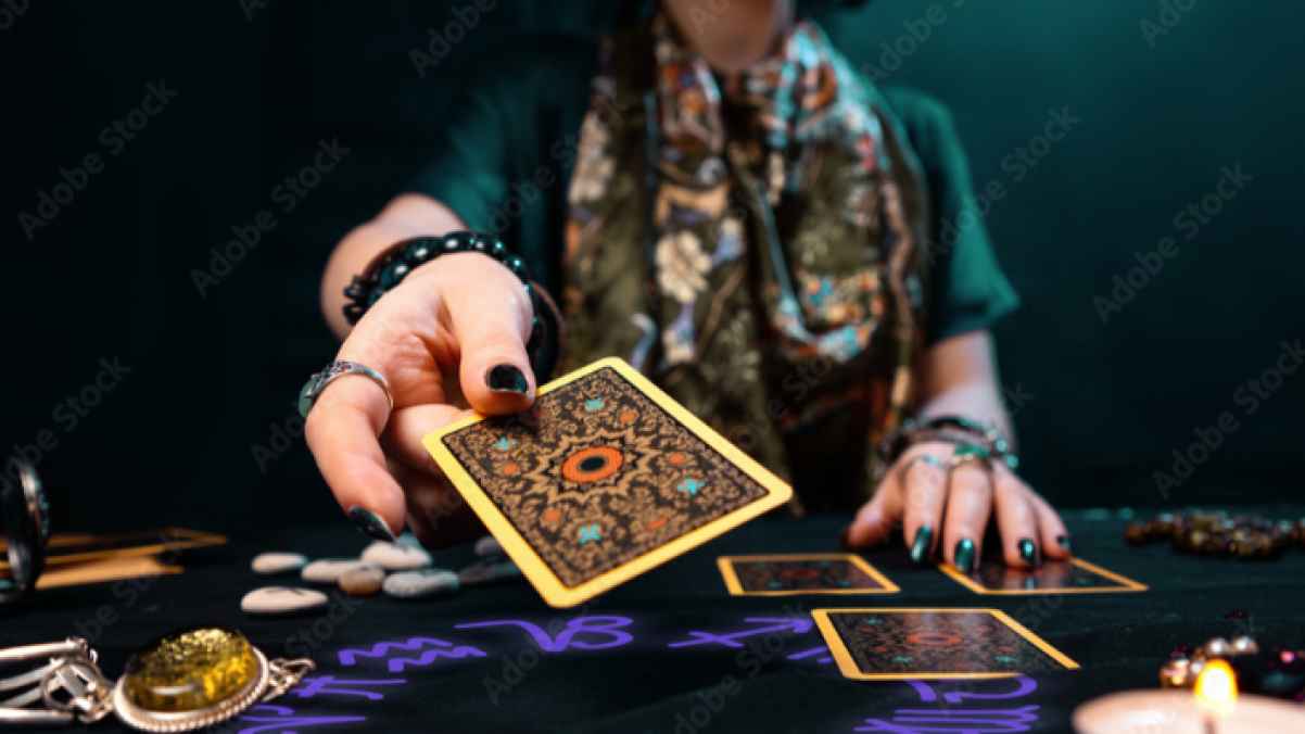 بسبب عرافة… امرأة تتهم زوجها بالخيانة