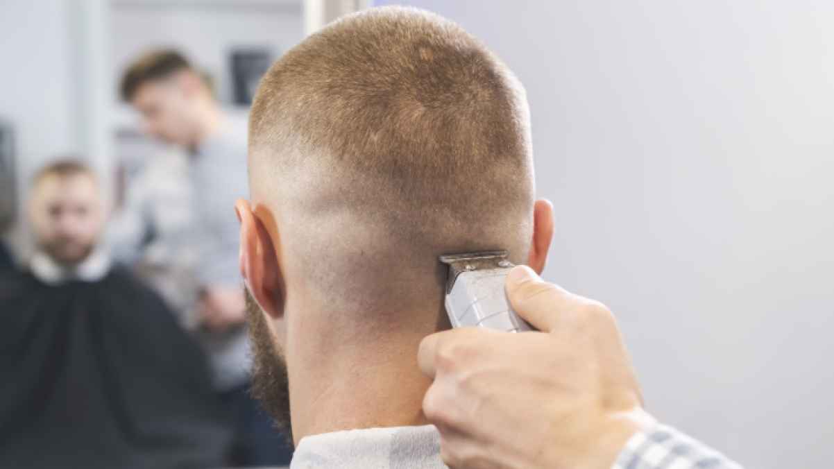 ذهب ليحلق شعره ففاز بـ100 ألف دولار