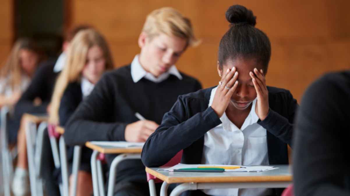 صدمة للطلاب.. تدريس مادة خاطئة قبل امتحان الثانوية