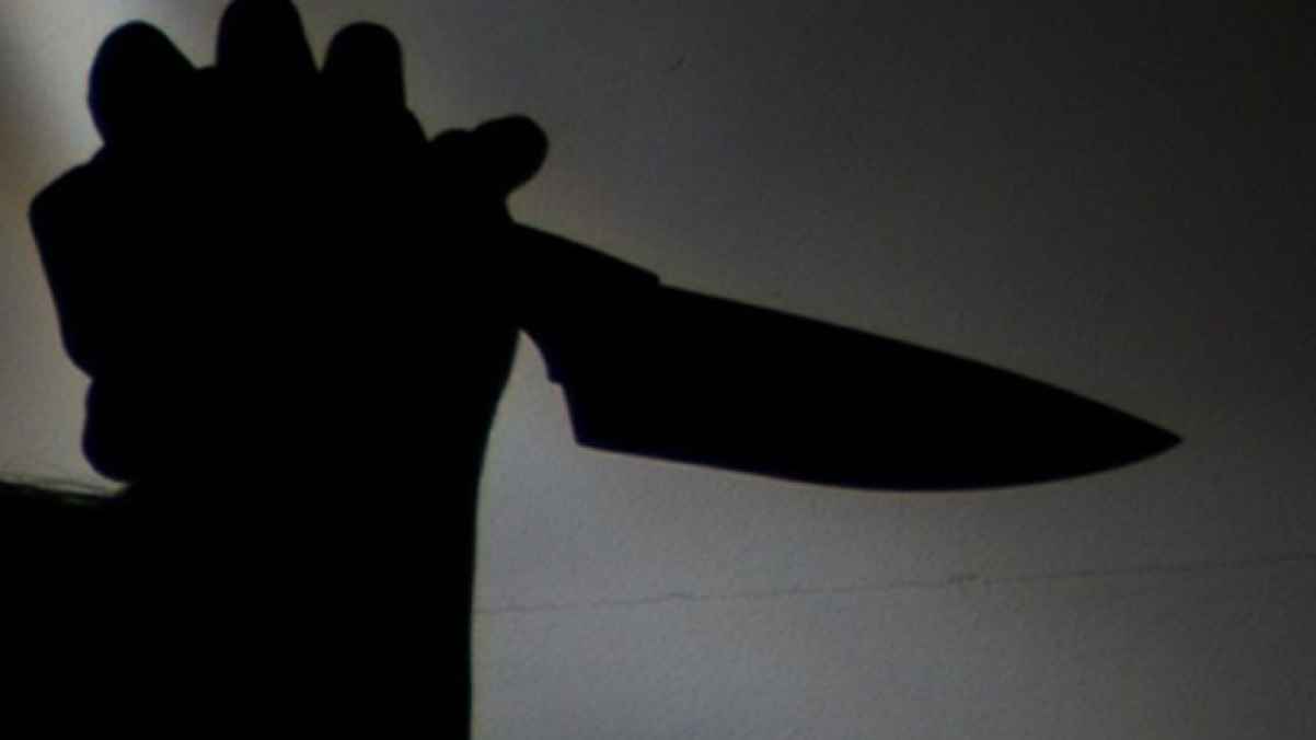 طعن ثلاثي يودي بحياة شخص ويصيب آخرين