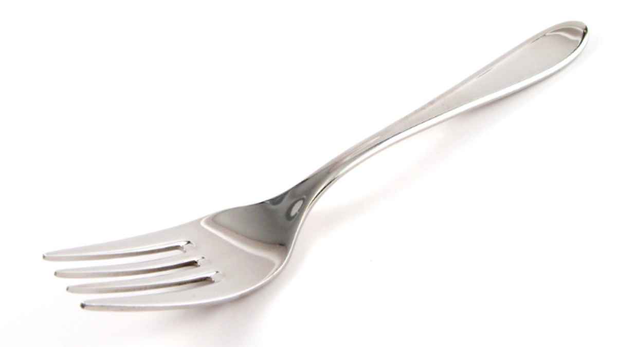 على متن الطائرة.. رجل يطعن قاصرين بشوكة