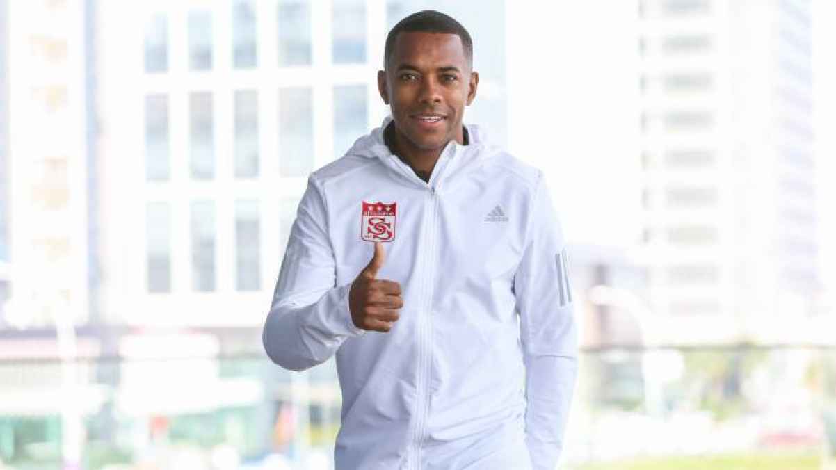 روبينييو يتحدث للصحافة من سجنه في البرازيل ويرد على الإشاعات